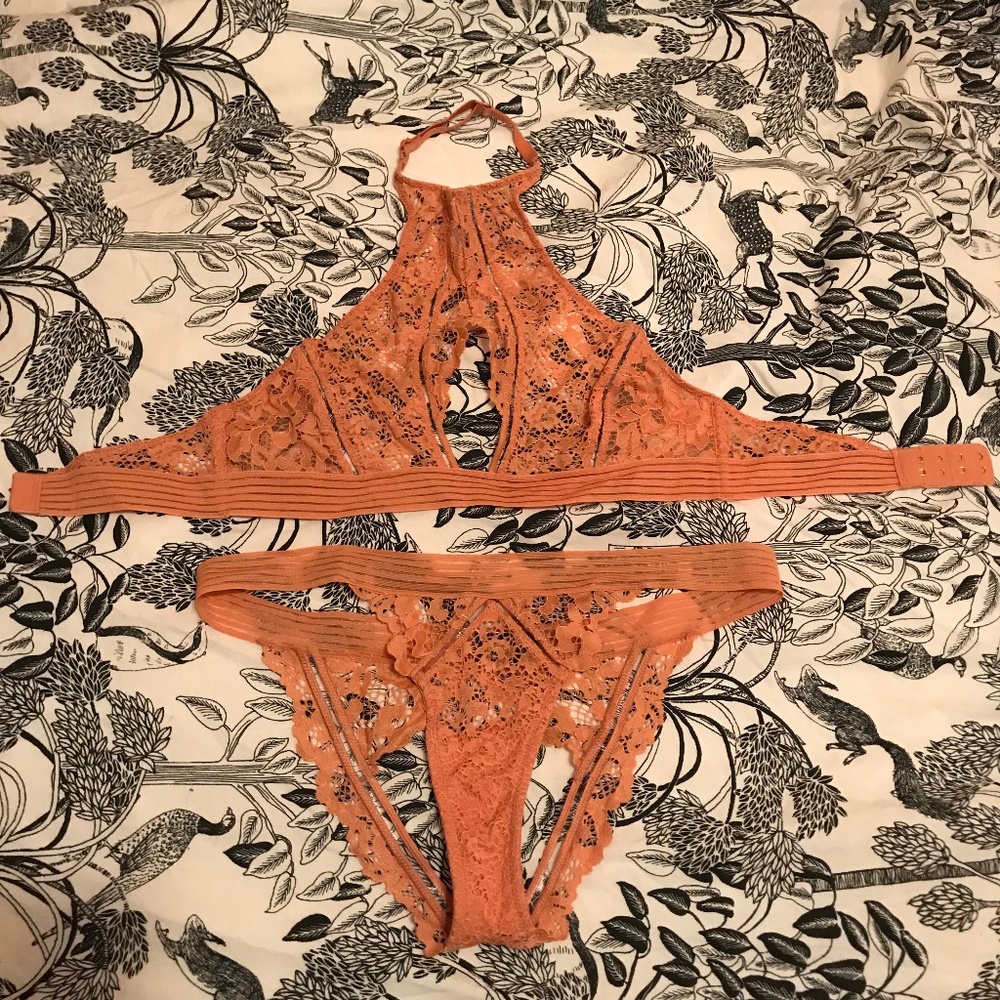 Victoria's Secret High Neck Bra & Cheekini Set
